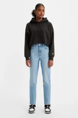 Jean celeste de tiro alto, corte recto y calce holgado.