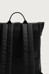 Mochila técnica de acabado engomado en color negro. Presenta un diseño de solapa con cierre de hebilla de liberación rápida y un sistema de cordones elásticos frontales. Incluye compartimento para dispositivos electrónicos, espalda acolchada y correas ajustables.