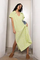 Túnica larga con cuello tipo camisa, de lino a rayas verticales verdes y blancas, con bordado azul en el frente.