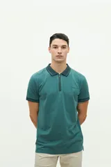 Polo de manga corta color verde con cuello clásico con cierre de cremallera.