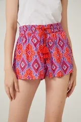 Short de rayon con estampado multicolor, cintura elastizada y cordón con borlas decorativas.