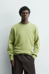 Sweater de punto relaxed fit confeccionado en hilatura con mezcla de lana y fibra de alpaca, de color verde, cuello redondo y manga larga, con acabados en rib.