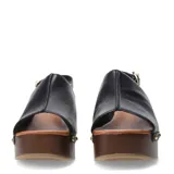 Sandalias de gamuza marrón con plataforma y taco grueso con acabado de efecto madera. Capellada envolvente de punta abierta, pulsera ajustable al tobillo y detalles de tachas metálicas doradas.