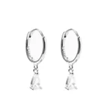 Aros plateados tipo argolla con dije colgante en forma de lágrima con incrustaciones de circonitas.