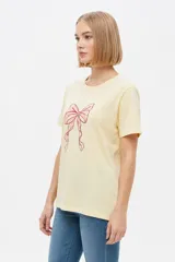 Remera marrón de manga corta y cuello redondo, de corte holgado, con estampado frontal alusivo a frutos del mar y texto "fruits de mer".