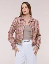 Chaqueta de tweed en tonos rosados, marrones y blancos, con hilos metalizados y lentejuelas brillantes. Presenta cuello camisero, cierre frontal con botones metálicos dorados, bolsillos frontales en el pecho, mangas largas y terminaciones desflecadas.