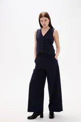 Pantalon de vestir azul marino, de corte ancho y tiro alto, con bolsillos laterales.