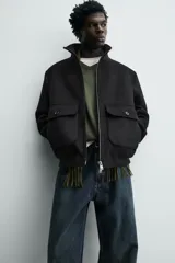 Cazadora de corte regular fit confeccionada en tejido de mezcla de lana y cashmere. Presenta cuello subido, cierre frontal con cremallera, bolsillos de plastrón con solapa en la parte frontal y acabados en rib en puños y bajo.
