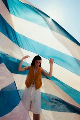 Bermuda de jean color negro, con corte recto y largo hasta la rodilla.