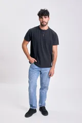Remera de manga corta en tejido piqué, color negro, con cuello mao y tapeta de botones.