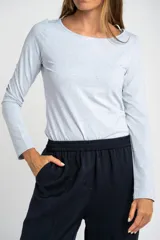 Remera de manga larga con cuello redondo, confeccionada en algodón con elastano, de calce ajustado al cuerpo.