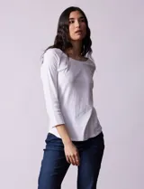 Remera de algodón negra, de corte clásico, con mangas tres cuartos y cuello redondo.