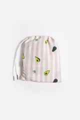 Short de baño celeste con estampado de hojas pequeñas en tonos verdes y blancos. Cuenta con cintura elástica con cordón ajustable, bolsillos laterales y un parche circular con logo en la parte inferior.