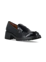 Mocasines de cuero negro con acabado brillante, diseño de antifaz clásico y suela track con taco cuadrado robusto.