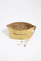 Bolso de hombro Bimba y Lola color negro, confeccionado en nylon con detalles en cuero. Cuenta con cierre superior de cremallera, bolsillo exterior con cierre, tiradores de cordón beige con cuentas oscuras y logo metálico impreso en el frente.