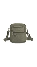 Morral de lona color verde militar, con compartimento principal con cierre superior y múltiples bolsillos frontales con cierre. Cuenta con correa ajustable tipo galón para llevar al hombro o cruzado.