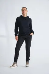 Pantalón de jogging negro de corte ajustado, con cintura elástica y puños acanalados en los tobillos.