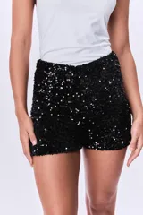 Short negro cubierto de lentejuelas brillantes, con cintura elástica.