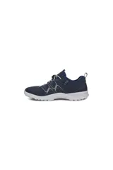 Zapatilla deportiva/trekking Ecco Terracruise, color azul marino con detalles en blanco. Presenta capellada de malla transpirable con refuerzos sintéticos y sistema de ajuste rápido con cordones elásticos y tope. Suela blanca robusta.