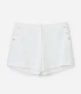 Bermuda de crepé color blanco, de corte holgado y tiro alto, con pliegues frontales y bolsillos laterales con detalle de botones. Confeccionada en poliéster y elastano.