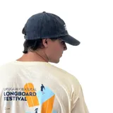 Gorro de gabardina azul con visera curva y bordado frontal con la leyenda "Uruguay Natural Longboard Festival 2025".