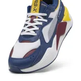 Championes Puma RS-X Geek, con diseño retro futurista vanguardista. Exterior de mesh con capas superpuestas de PU, suela de goma y formstrip de PUMA con líneas tridimensionales en el lateral interior y exterior.
