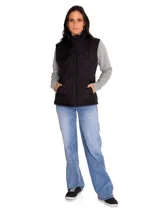 Chaleco acolchado de color negro con diseño de rombos, cierre frontal completo y bolsillos laterales con cierre. Presenta cuello alto y es resistente al agua y al viento.