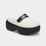 Mocasines Crocs modelo Stomp Loafer, diseño bicolor en blanco y negro con suela alta exagerada.