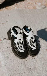 Sandalias Camper Loto con plataforma, color negro y blanco, con tiras de cuero vacuno y hebilla lateral.