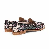 Mocasines de cuero con estampado animal print tipo reptil en tonos gris, rosa y blanco, con taco bajo y detalle trenzado en el empeine.