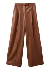 Pantalón de corte wide leg, confeccionado en material sintético efecto cuero color marrón, con pinzas en la cintura y bolsillos laterales.