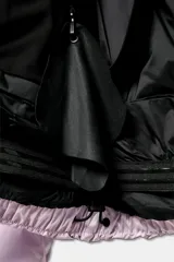 Campera puffer lila con capucha y forro negro, cierre frontal con cremallera, bolsillos laterales con cierre y puños negros ajustados.