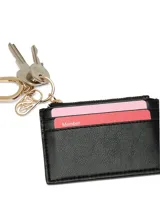 Estuche para tarjetas color negro de diseño compacto con ranuras externas para tarjetas, compartimento superior con cremallera y herrajes metálicos dorados que incluyen un llavero integrado.