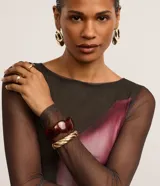 Vestido midi de tul con estampado floral y mangas largas transparentes.