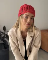 Gorro tipo casquete tejido a mano en crochet con hilo 100% algodón color marrón.