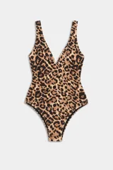 Malla enteriza con diseño animal print de leopardo, escote en V pronunciado y tirantes anchos.