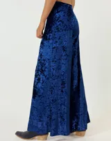 Pantalón de terciopelo azul con corte ancho y tiro alto.