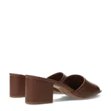Sandalias de cuero negro marca Bottero, con taco ancho y diseño destalonado de una sola faja ancha en la parte delantera.