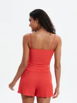 Musculosa de breteles finos con escote recto, confeccionada en tejido texturizado tipo nido de abeja.