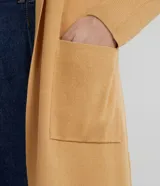 Cárdigan largo de punto color rojo con bolsillos delanteros.