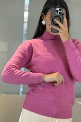 Buzo de tejido de punto color rosa, con cuello alto y puños acanalados.
