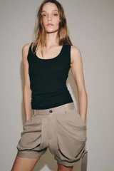 Top de punto extrafino color negro, con escote redondo y diseño sin mangas.