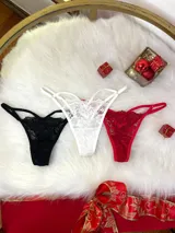 Pack de tres tangas de encaje con tiras finas y regulables, en colores negro, blanco y rojo.