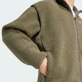 Chaqueta de felpa peluda Adidas Terrex Xploric High Pile color verde militar, con cuello alto, cierre frontal y bolsillo en el pecho con refuerzo sintético.