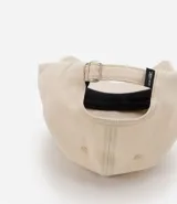 Gorra de béisbol color beige con bordado del logo de la banda Gorillaz en negro.