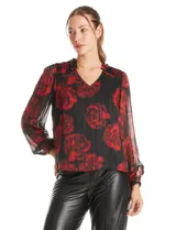 Blusa de gasa con estampado floral en tonos rojos sobre fondo negro. Presenta escote en V, mangas largas traslúcidas con puños ajustados y detalles de fruncido en los hombros.
