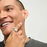 Anillo de aleación de metales bañado en plata con diseño orgánico de dos gotas en los extremos.