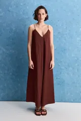 Vestido largo blanco de corte amplio y silueta recta, confeccionado en mezcla de lyocell, viscosa, nylon y lino. Tiene escote en V y breteles finos regulables.