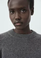 Jersey de punto grueso con cuello redondo y manga larga, de diseño recto y corte clásico.