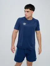 Remera deportiva Umbro modelo Axis para hombre, de color azul oscuro, con mangas cortas y logo de la marca estampado en blanco en el pecho.